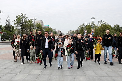 Народное возложение цветов проходит у монумента Победы в Минске