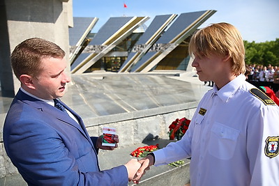 Церемония прощания с пионерским галстуком состоялась у стелы \"Минск - город-герой\"