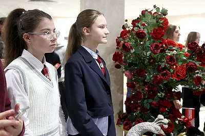 Яркие костюмы, реквизит и афиши. Выставка Большого театра представлена на \"Марафоне единства\" в Бресте