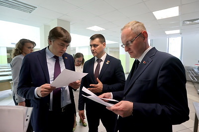Руководители сфер образования Беларуси и России посетили школу в Минске