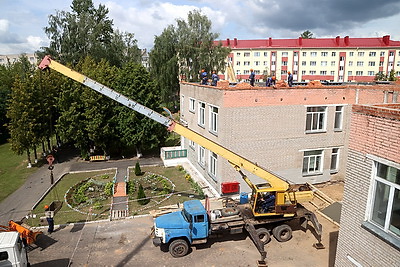 Исаченко ознакомился с ходом ремонтных работ в детском саду в Чаусах