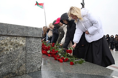 В столице в День защитников Отечества возлагают цветы к стеле \"Минск - город-герой\"