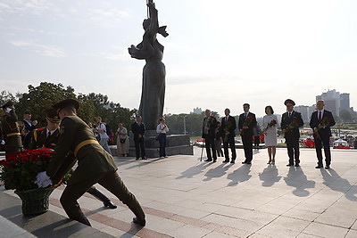 Торжественная церемония возложения цветов прошла у стелы \"Минск - город-герой\"