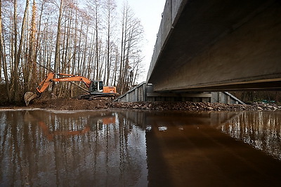 Новый мост в Гродненском районе на месте разрушенного ливнями готов на 65%