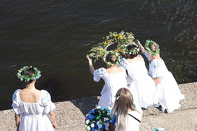 \"Дзявочы вянок міру\": участницы проекта спустили венки мира на воды реки Сож