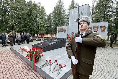 Участники выездного заседания Совета Республики возложили цветы к памятнику погибшим воинам в Шумилино