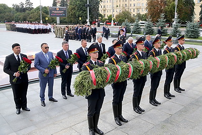 Министры внутренних дел СНГ возложили цветы к монументу Победы в Минске