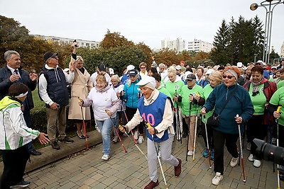 \"Шаг к долголетию\": в Беларуси прошел марафон по скандинавской ходьбе