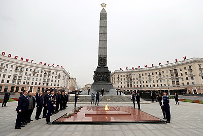 Премьер-министр Азербайджана возложил венок к монументу Победы в Минске