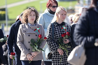 Накануне Дня Победы прошла церемония возложения цветов у стелы \"Минск - город-герой\"