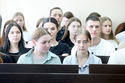 В Гродно началось судебное заседание по делу надругательства двух девушек над госсимволами