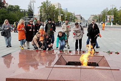 Народное возложение цветов проходит у монумента Победы в Минске