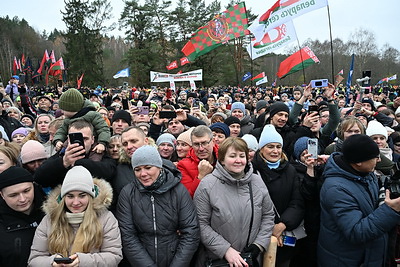 Лукашенко посетил чемпионат по колке дров среди журналистов