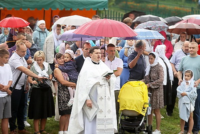 Обряд крещения прошел на берегу Немана в Новогрудском районе