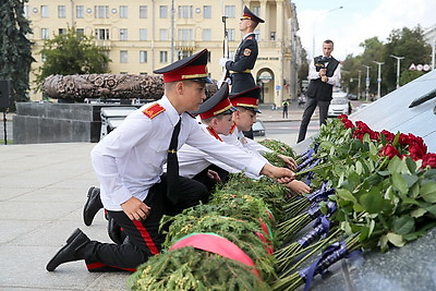 Министры внутренних дел СНГ возложили цветы к монументу Победы в Минске