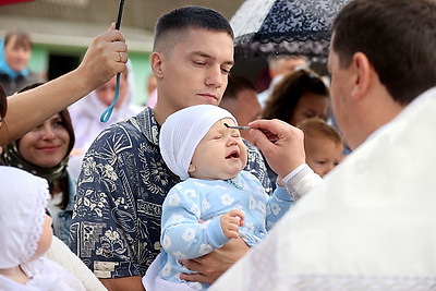 Обряд крещения прошел на берегу Немана в Новогрудском районе