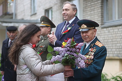 В Гродно в преддверии Дня Победы поздравили ветерана ВОВ Владимира Колесникова