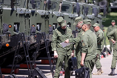 Смотр готовности военной техники к параду проходит в ВС