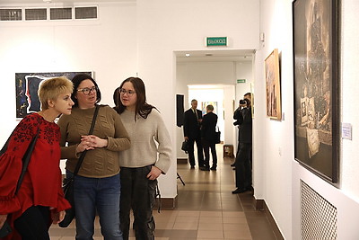 Работы мастеров витебской художественной школы представили на выставке в Минске