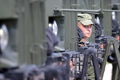 Смотр готовности военной техники к параду проходит в ВС