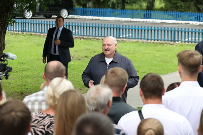 Лукашенко продолжил работу в Шкловском районе. В центре внимания развитие холдинга \"Купаловское\"