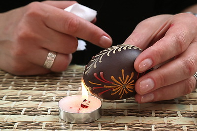 Искусство украшения пасхальных яиц: быховский мастер передает молодежи традиции росписи