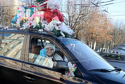 Новогодний автопарад прошел по улицам Могилева