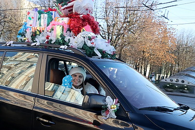 Новогодний автопарад прошел по улицам Могилева