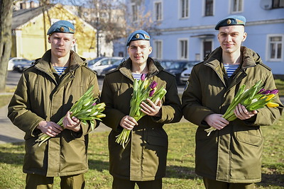 Военнослужащие с цветами и под аккомпанемент оркестра поздравили брестчанок с 8 Марта