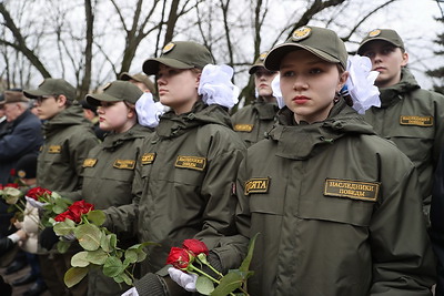 Столичные милиционеры возложили цветы к памятнику погибшим при исполнении служебного долга