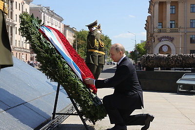 Путин возложил венок к монументу Победы в Минске