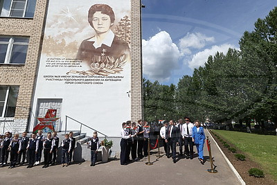 Мурал в честь Героя CССР Ефросиньи Зеньковой открыли в витебской школе мира