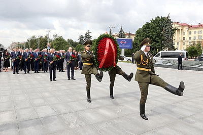 Сергеенко и Володин возложили венок к монументу Победы в Минске