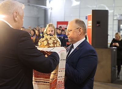 \"Учимся и поддерживаем друг друга\". В гости на \"Мозырьсоль\" приехал комбинат \"Заря\"