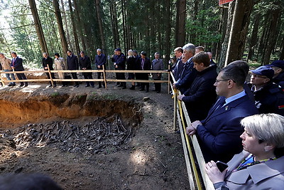 Сергеенко посетил место раскопок массового захоронения жертв геноцида в урочище Уручье
