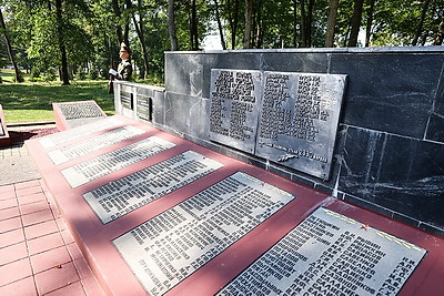 Память участников Скидельского восстания почтили у городского мемориала советским воинам