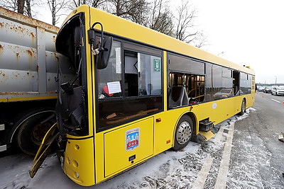 МВД выяснило обстоятельства столкновения рейсового автобуса и фуры на Смиловичском тракте в Минске