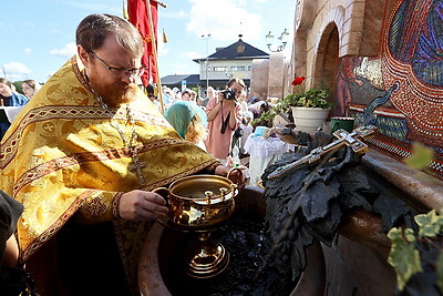 Медовая ярмарка прошла в Минске у храма-памятника в честь Всех Святых