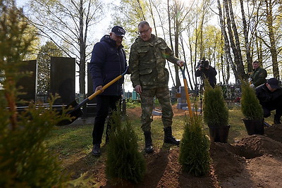 Головченко во время субботника высаживает лес в Копыльском районе