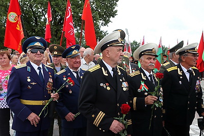 Митинг в честь Дня Независимости проходит в мемориальном комплексе \"Буйничское поле\"