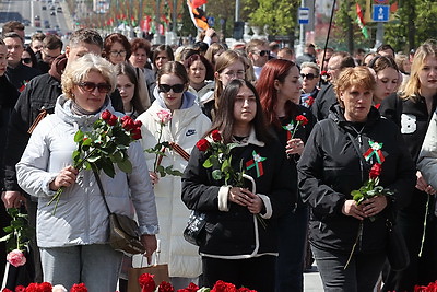 Народное возложение цветов проходит у монумента Победы в Минске