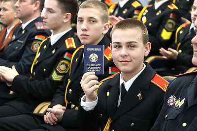 Самый важный день. Кубраков вручил паспорта юным белорусам в канун Дня Конституции