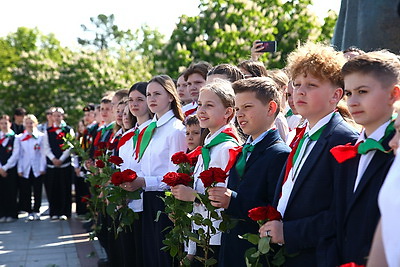 Церемония прощания с пионерским галстуком состоялась у стелы \"Минск - город-герой\"