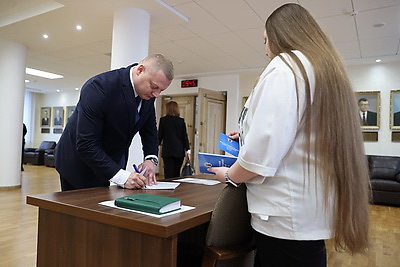 \"В приоритете - работа с людьми\". Восемь человек представят Минск в Совете Республики