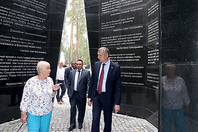 Глава Администрации Президента Дмитрий Крутой возложил цветы к мемориалу в Озаричах