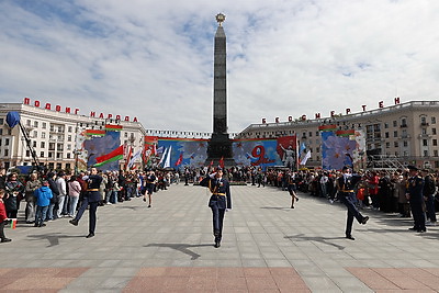 Народное возложение цветов проходит у монумента Победы в Минске