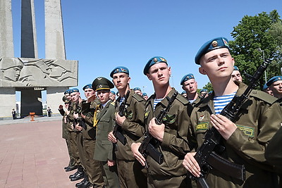 Около 500 новобранцев-десантников в Витебске присягнули на верность Беларуси