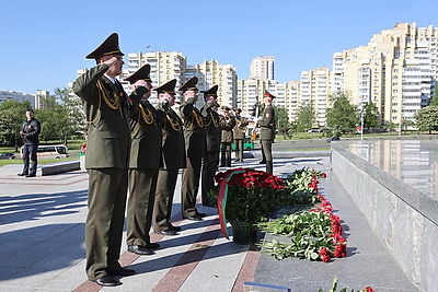 Накануне Дня Победы прошла церемония возложения цветов у стелы \"Минск - город-герой\"