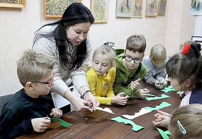 Украшения для дома, новогодние открытки. В Витебске для школьников провели мастер-класс по вытинанке