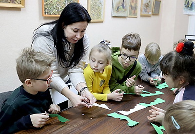 Украшения для дома, новогодние открытки. В Витебске для школьников провели мастер-класс по вытинанке